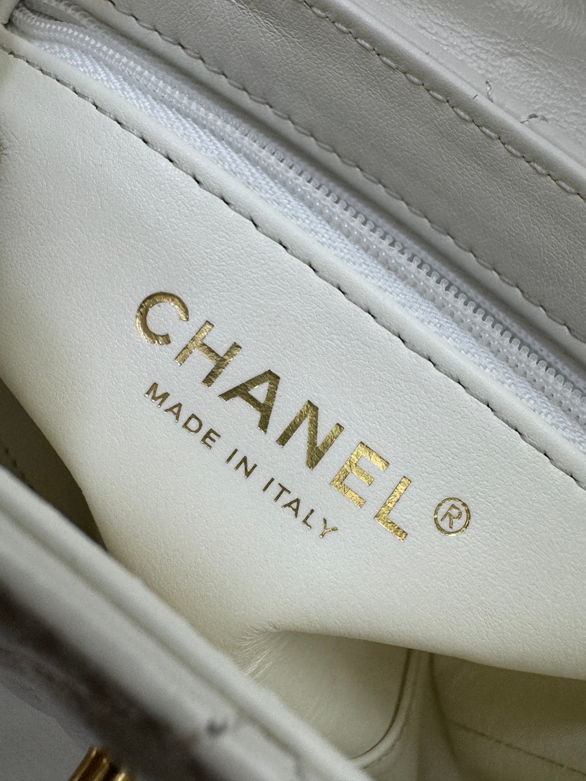CHANEL Kelly 白色皺紋光面牛皮