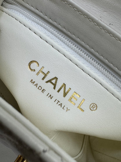 CHANEL Kelly 白色皺紋光面牛皮