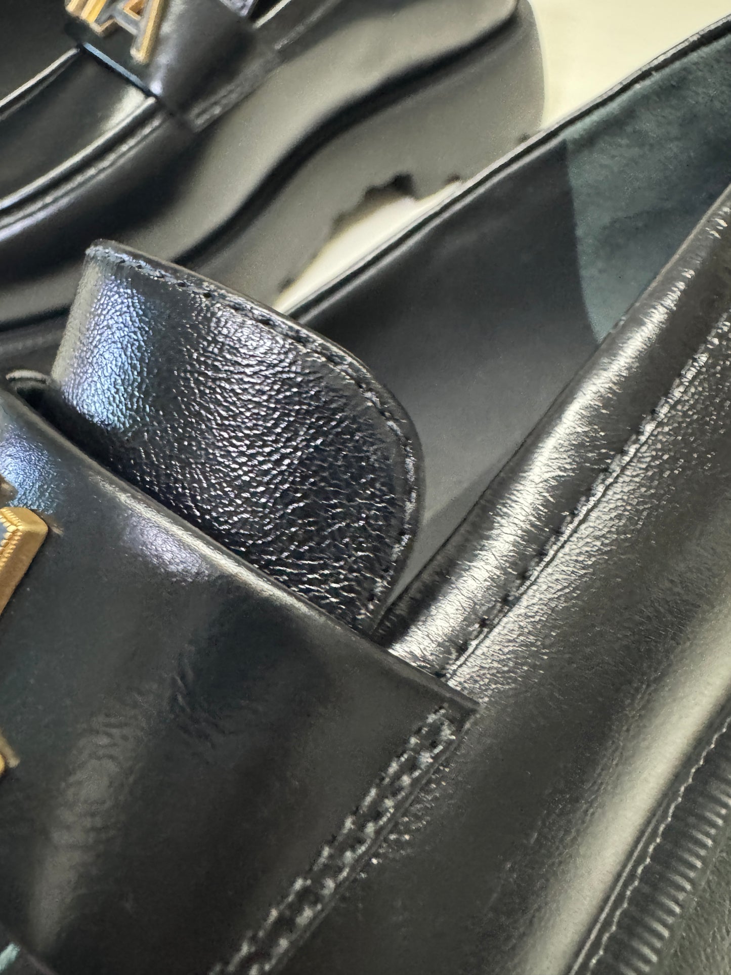 CHANEL 24B Loafer 字母樂福鞋