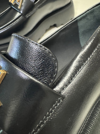 CHANEL 24B Loafer 字母樂福鞋