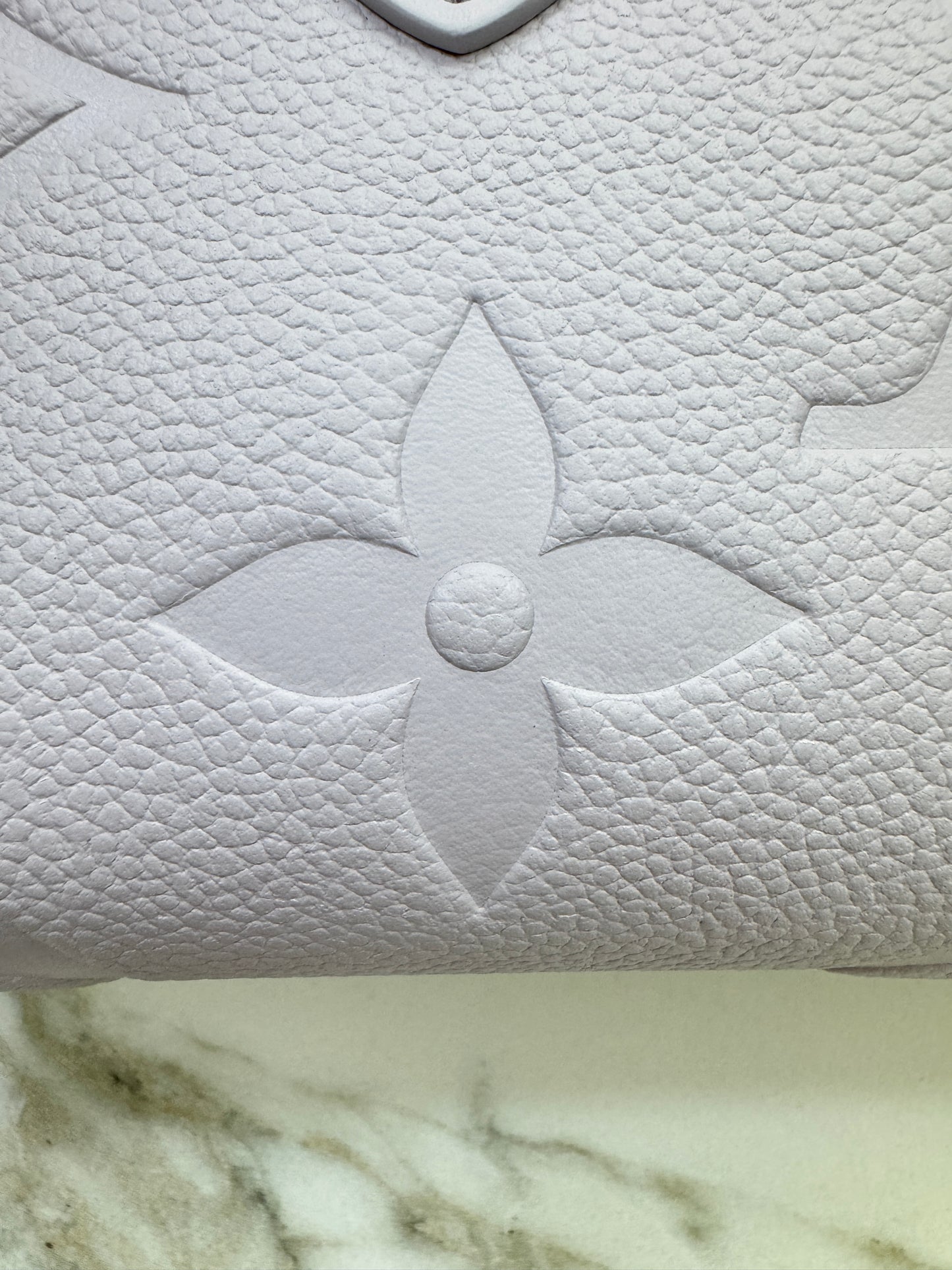 LV On the Go East-west 淺紫