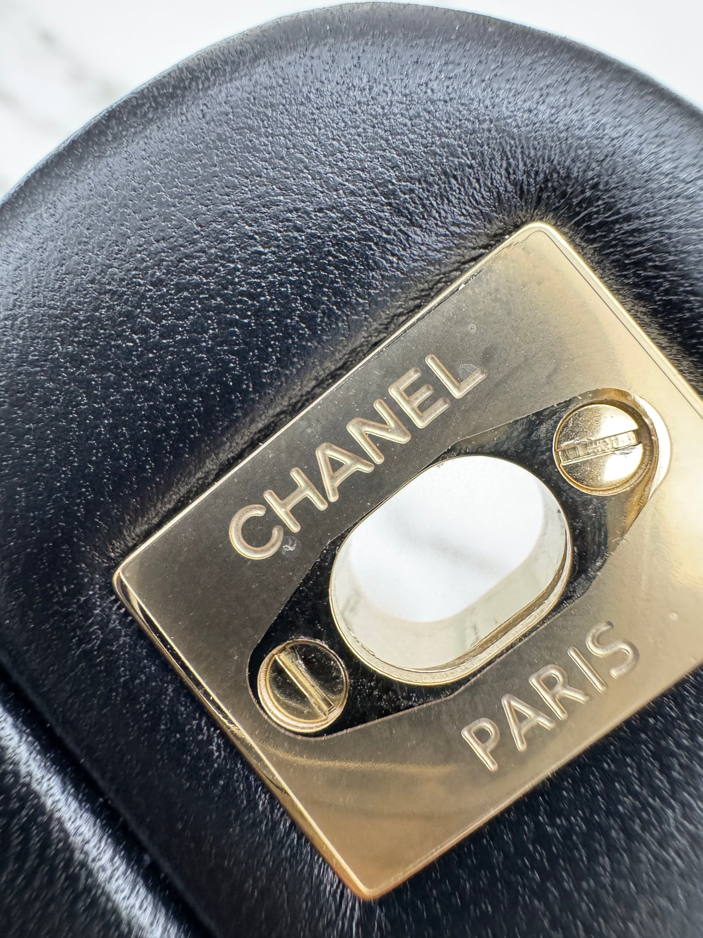 CHANEL 25K 亮面淺金球 Mini CF17 方胖子