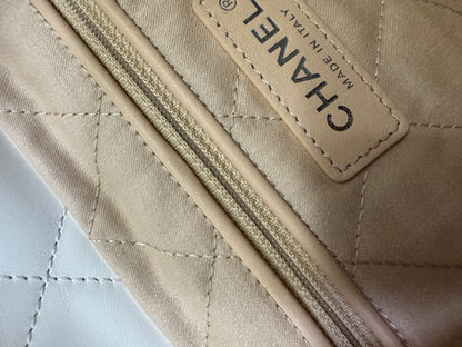 CHANEL 22 Bag Medium 白銀