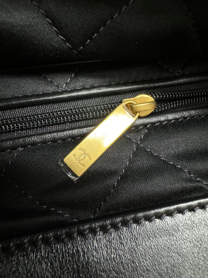 CHANEL 22 Backpack 黑金