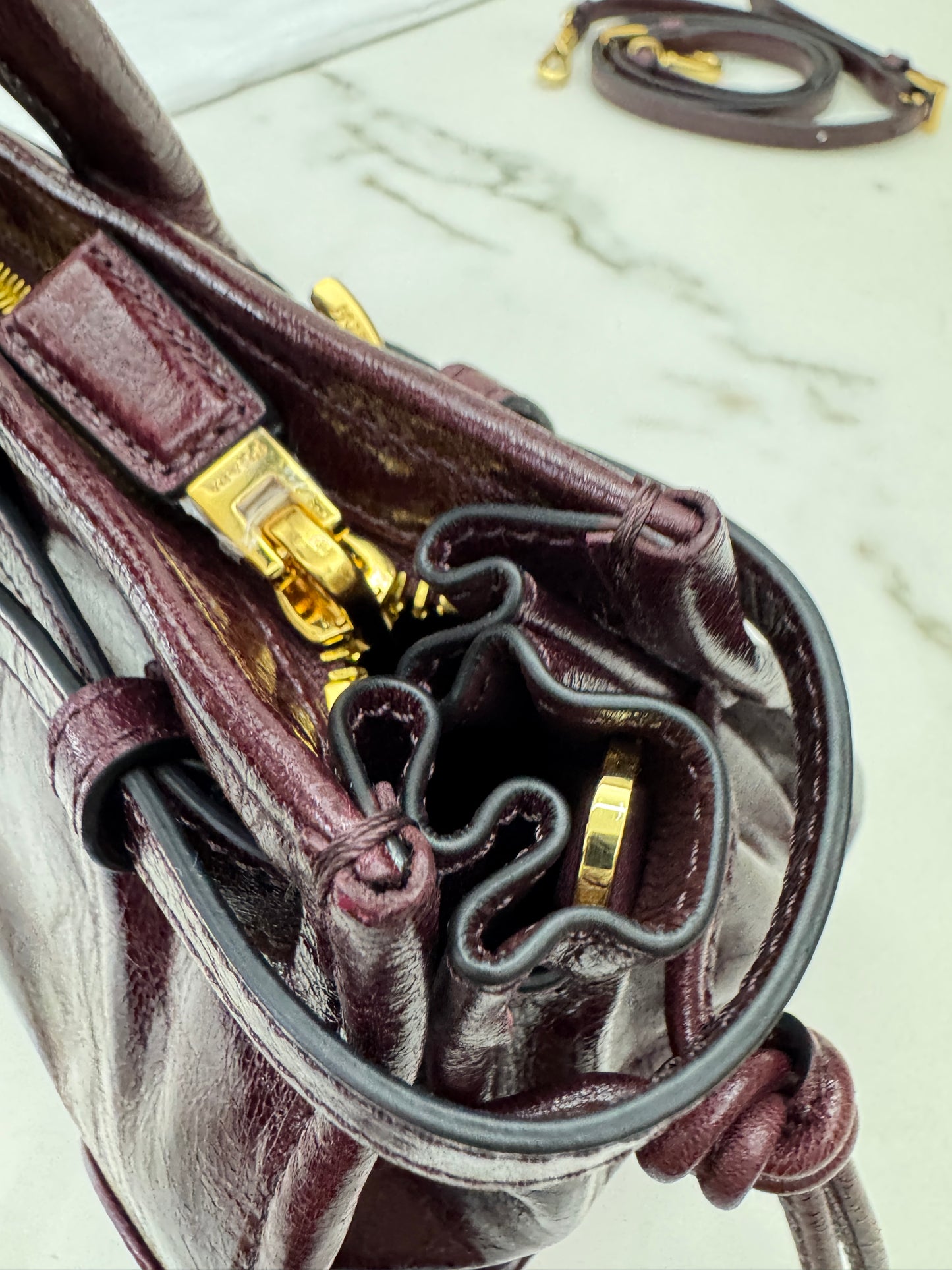 PRADA Bonnie Medium 酒紅油臘皮