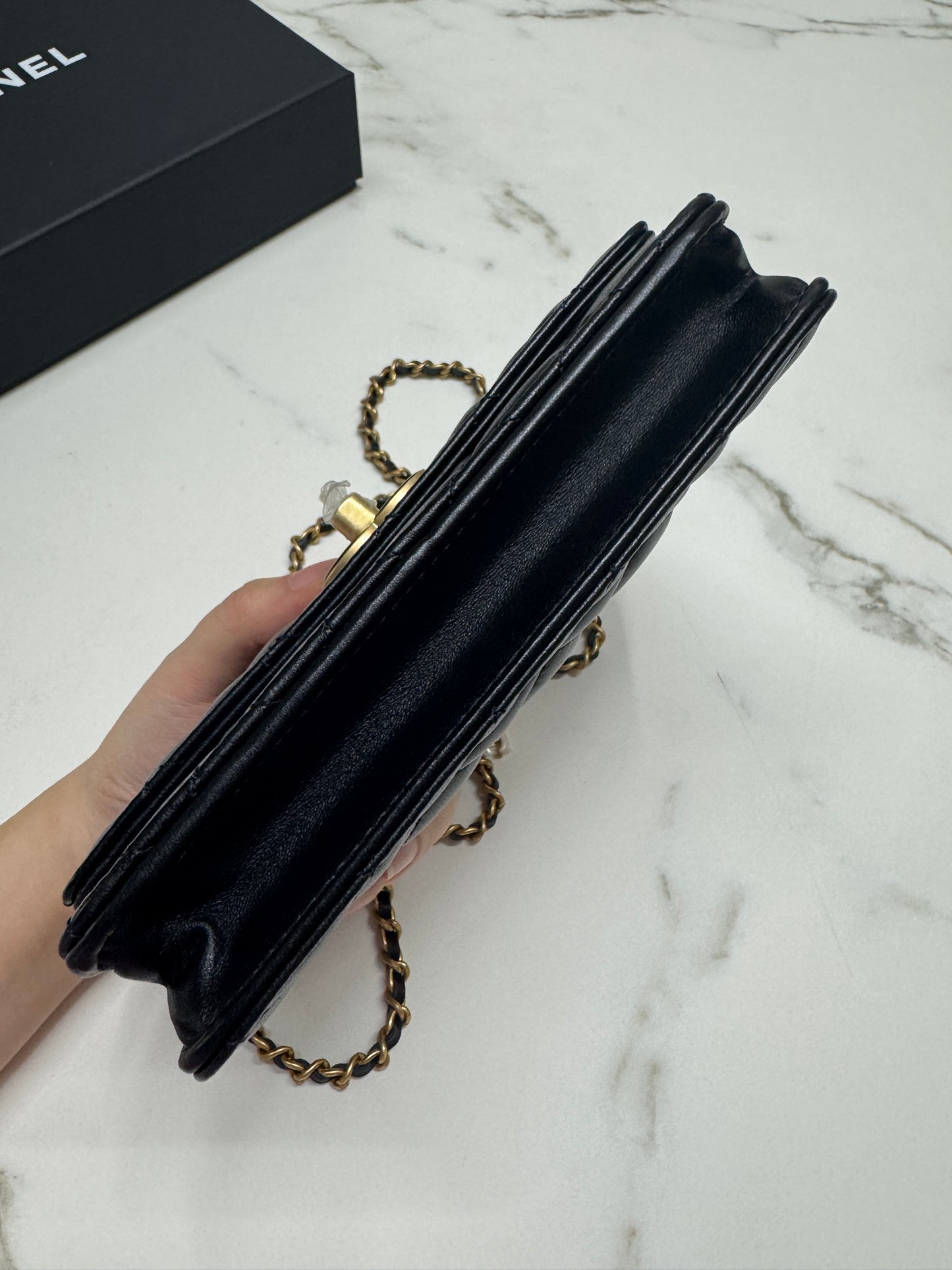 CHANEL woc 24A 琺瑯調節扣 羊皮 黑