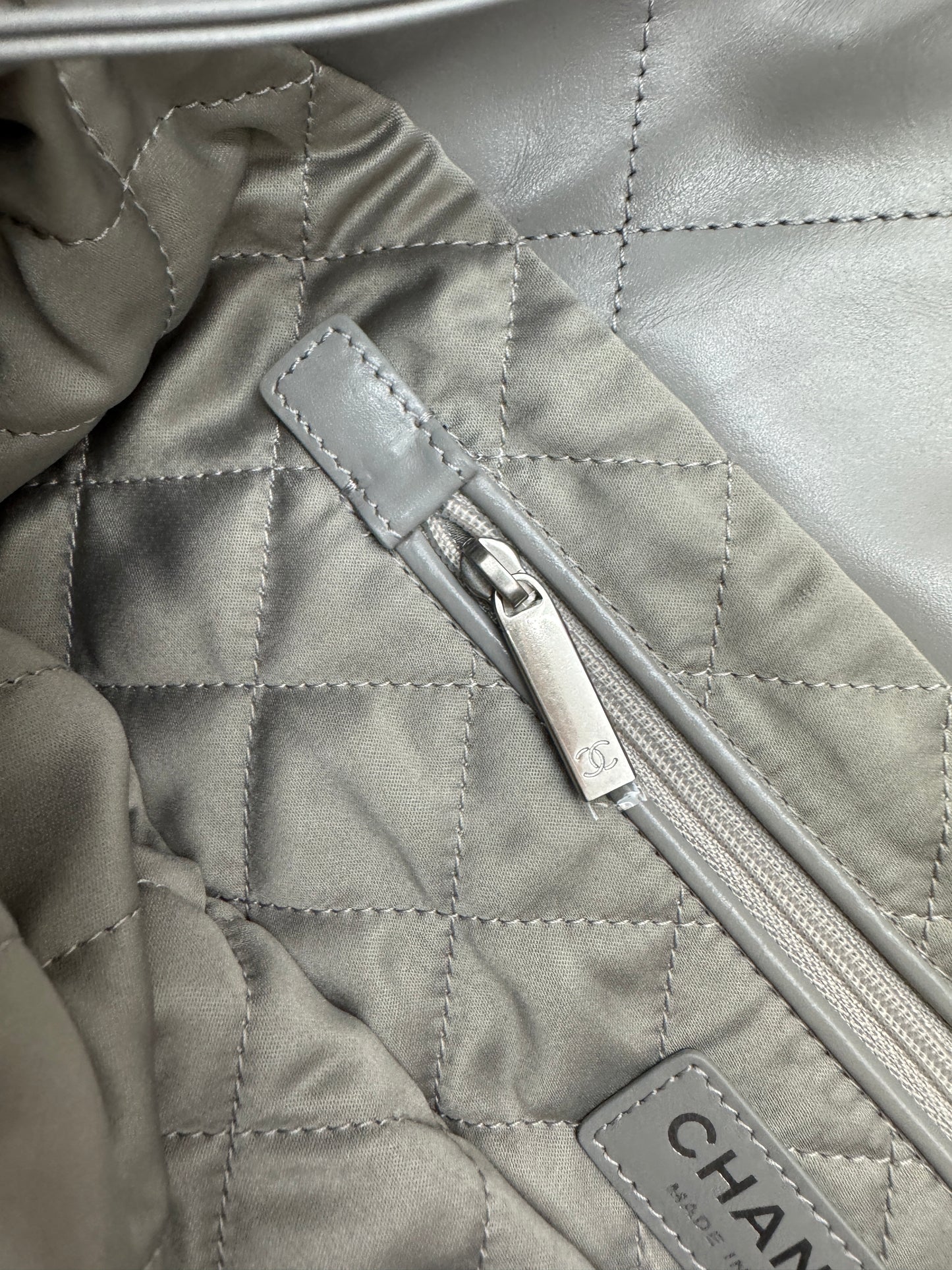 CHANEL 22 Bag Medium 23C淺灰色銀扣