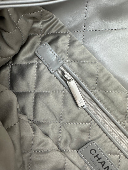 CHANEL 22 Bag Medium 23C淺灰色銀扣
