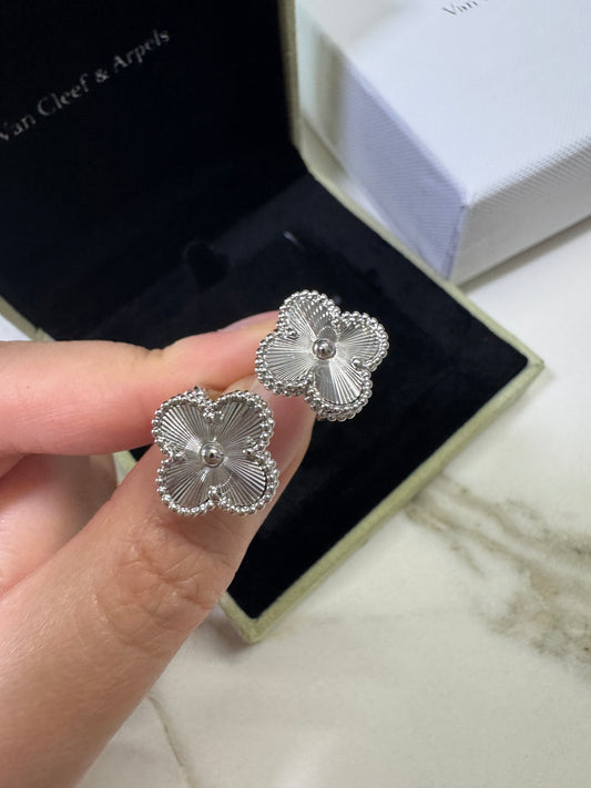 VCA Vintage Alhambra 鐳射白金色耳環