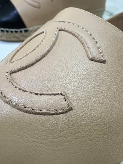 CHANEL 全皮漁夫鞋 杏拼黑