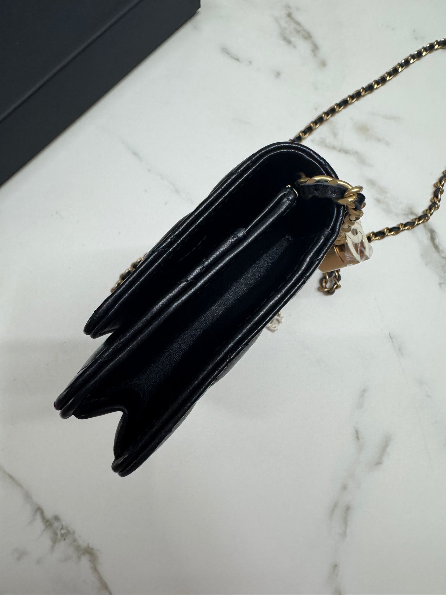 CHANEL woc 24A 琺瑯調節扣 羊皮 黑