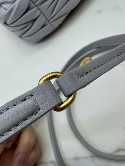 MIU MIU Wander Small 霧霾藍