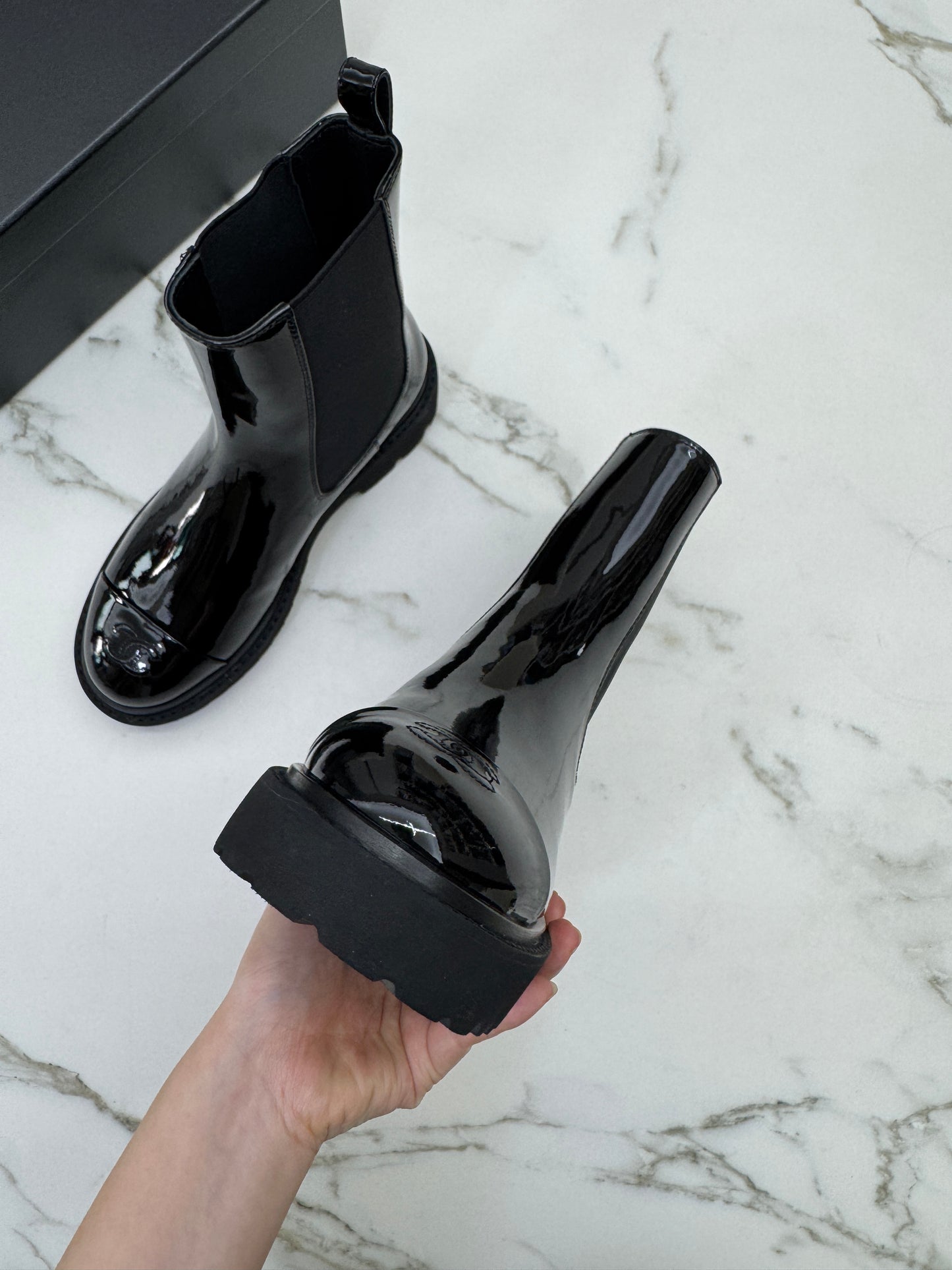 CHANEL 22C Chelsea Boots 漆皮切爾西短靴