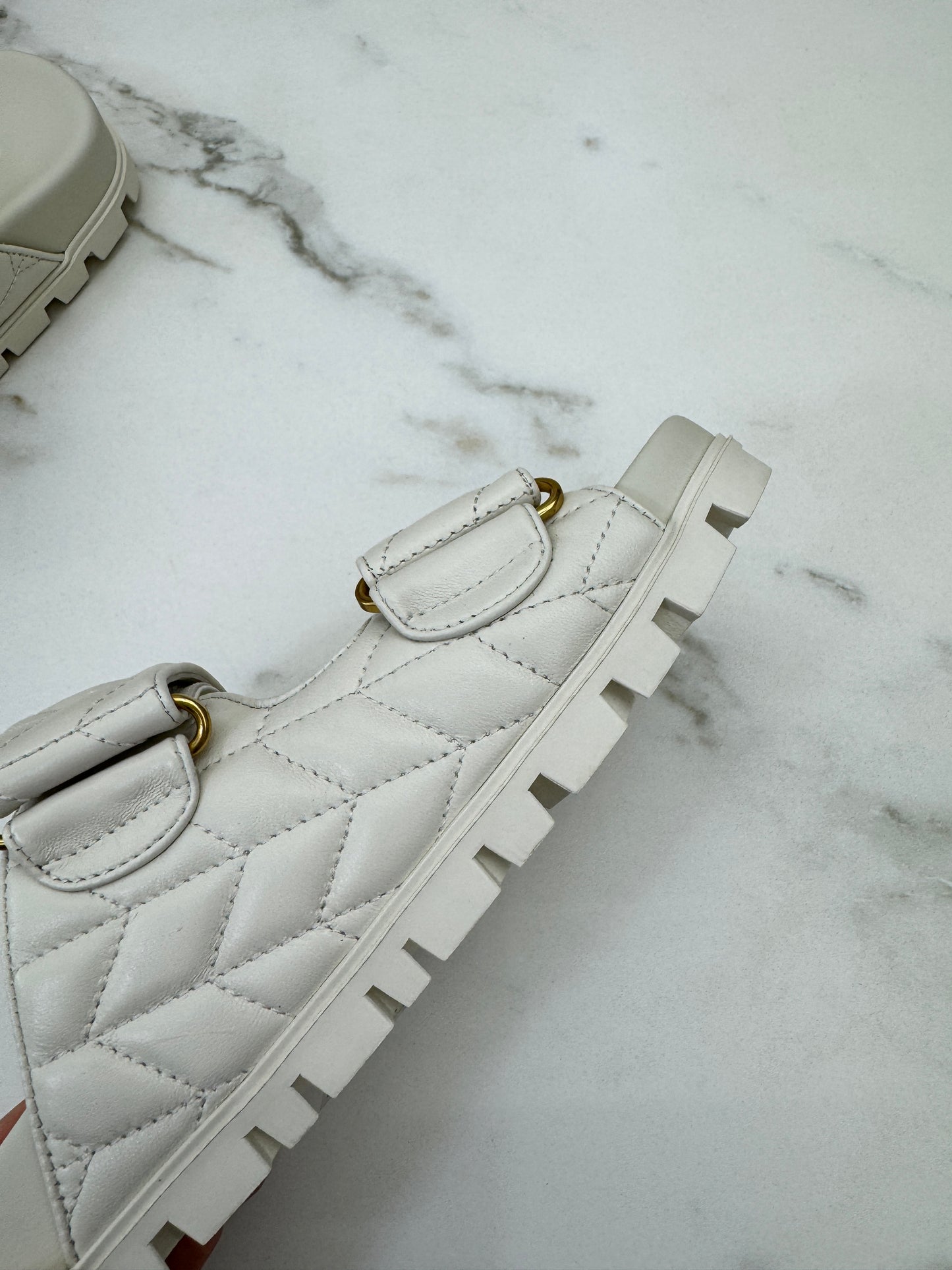 MIU MIU 魔術貼涼鞋 米白色羊皮