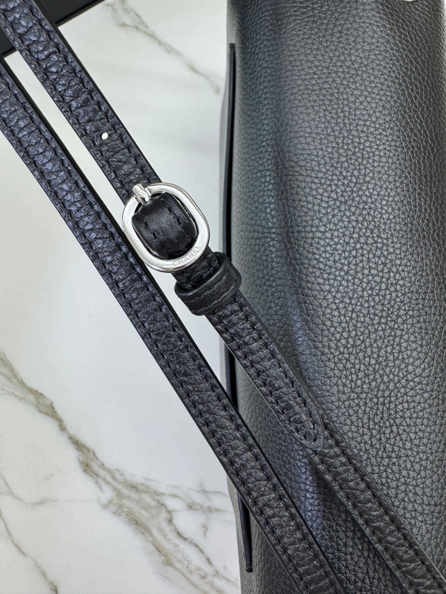 CHANEL 26S Maxi Flap Bag 黑銀小號（32cm)