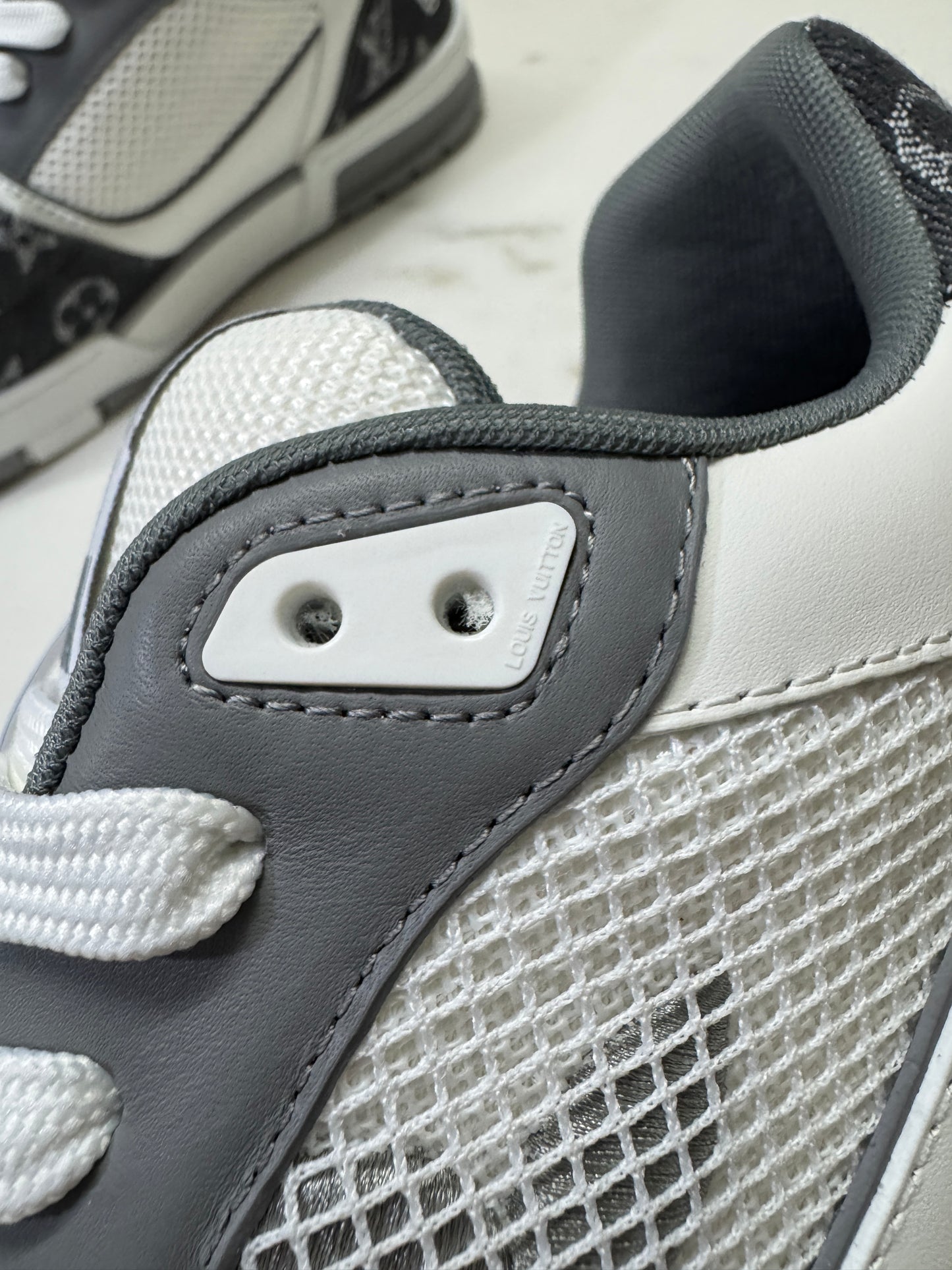 LV Trainer 25年灰牛仔