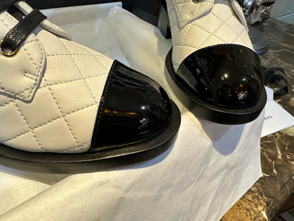 CHANEL 羊皮 菱格字母機車靴 黑白 23a￼