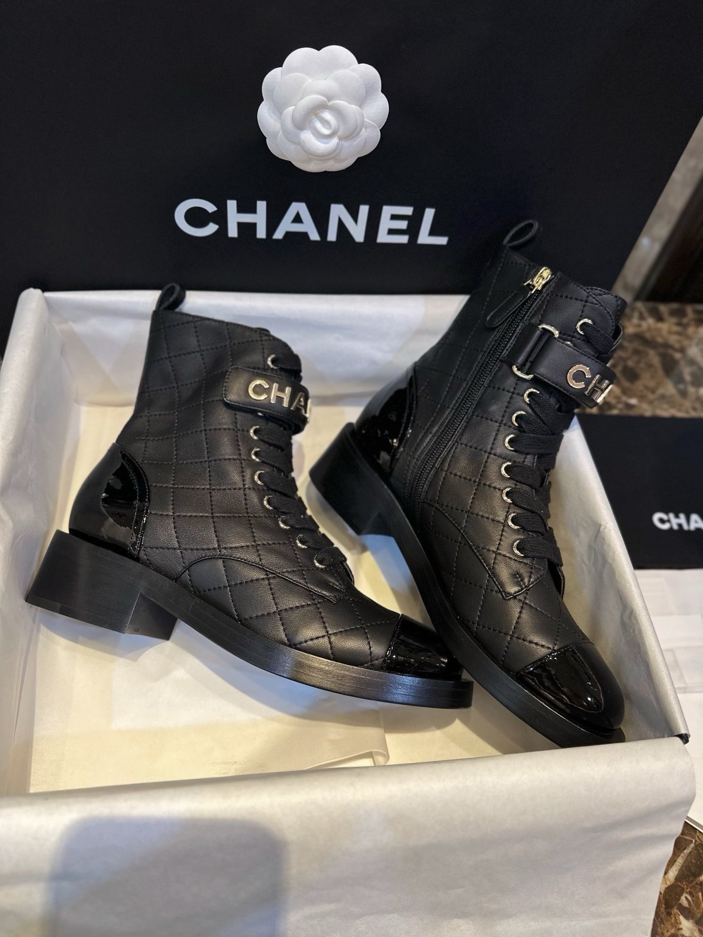 CHANEL 羊皮菱格 機車靴 logo字母￼23A