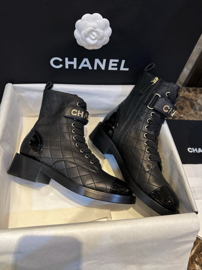 CHANEL 羊皮菱格 機車靴 logo字母￼23A