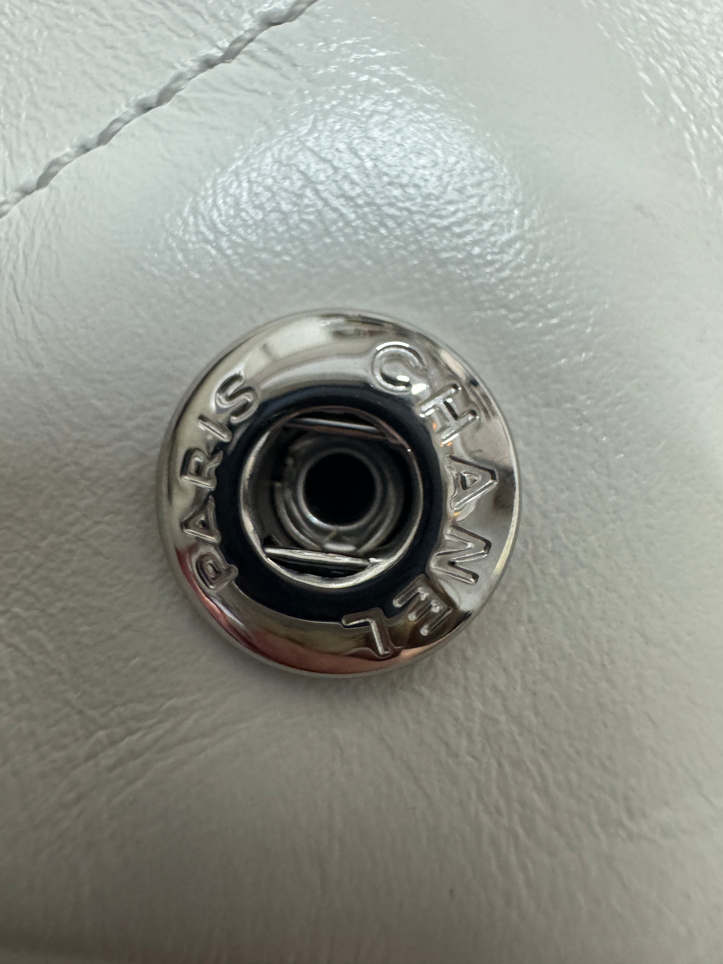 CHANEL 22 Bag Medium 白銀