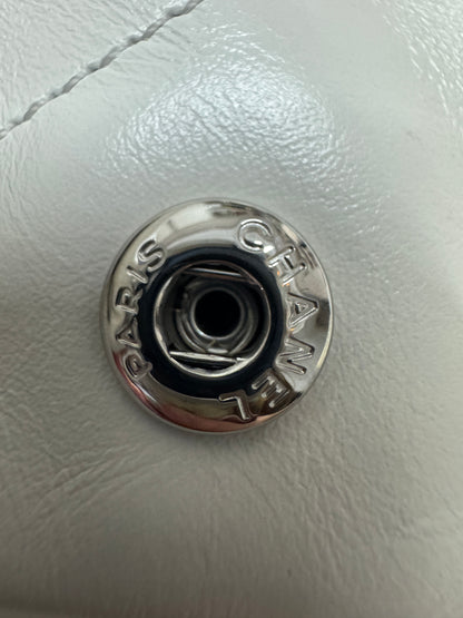 CHANEL 22 Bag Medium 白銀