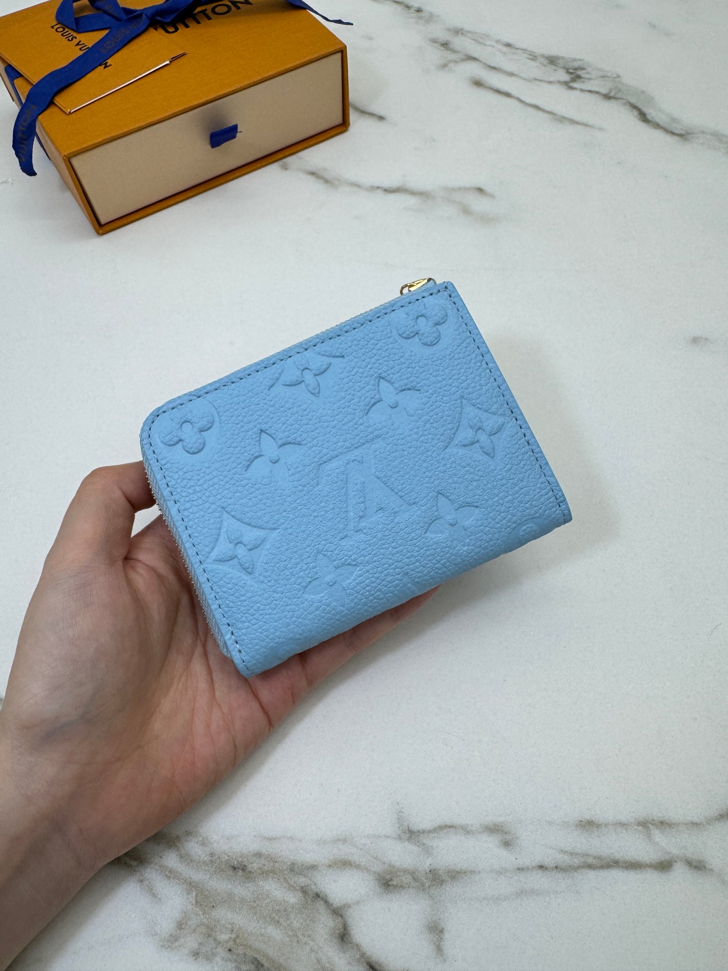LV L型小錢包 粉藍色全皮壓花 M27669