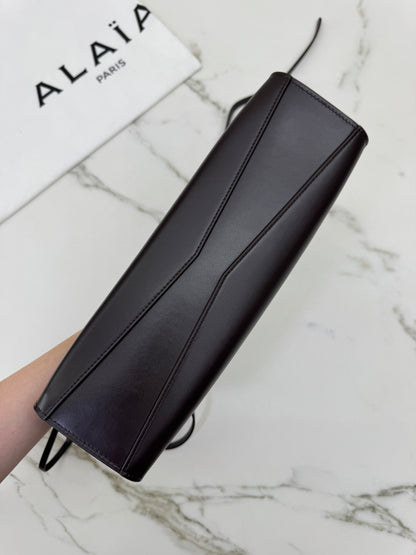 ALAIA Le Click East West Medium 深棕色
