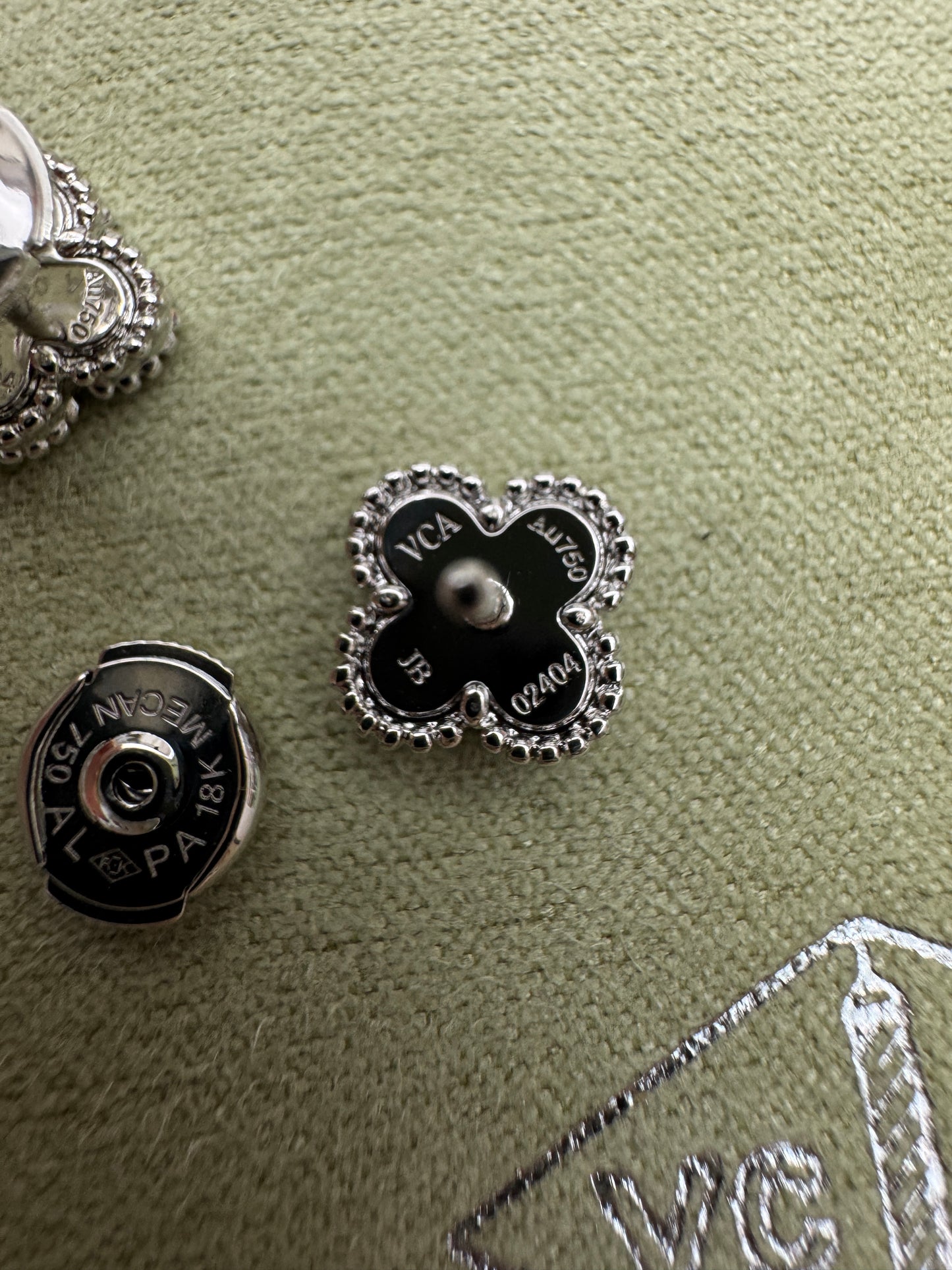 VCA Sweet Alhambra Earrings 白金色白貝母耳環
