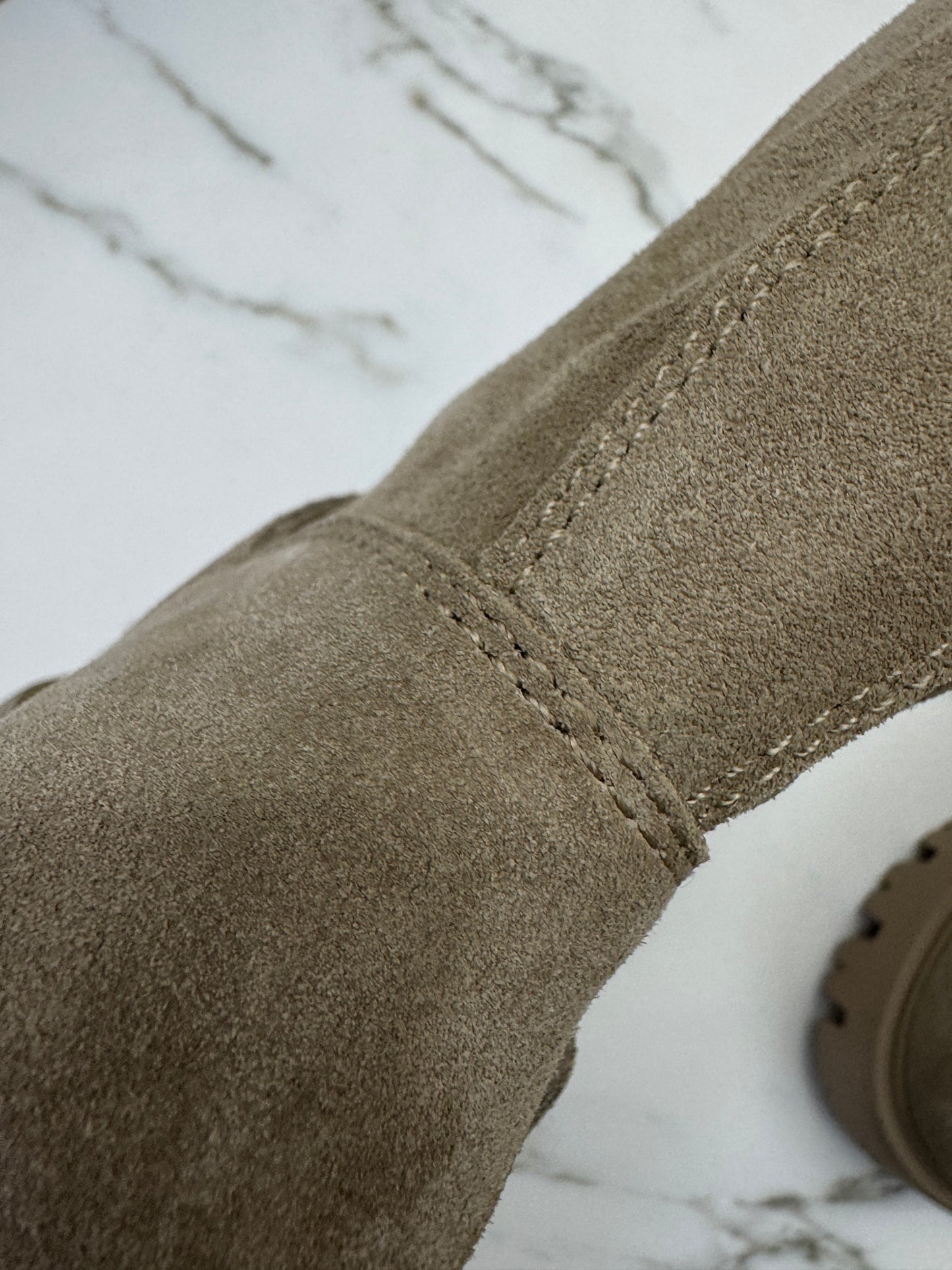 PRADA 卡其色麂皮中筒靴