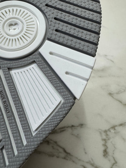 LV Trainer 25年灰牛仔