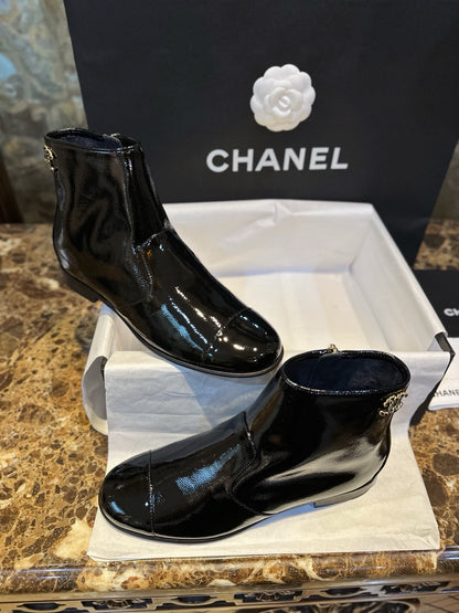 CHANEL 皺漆皮短靴￼23A