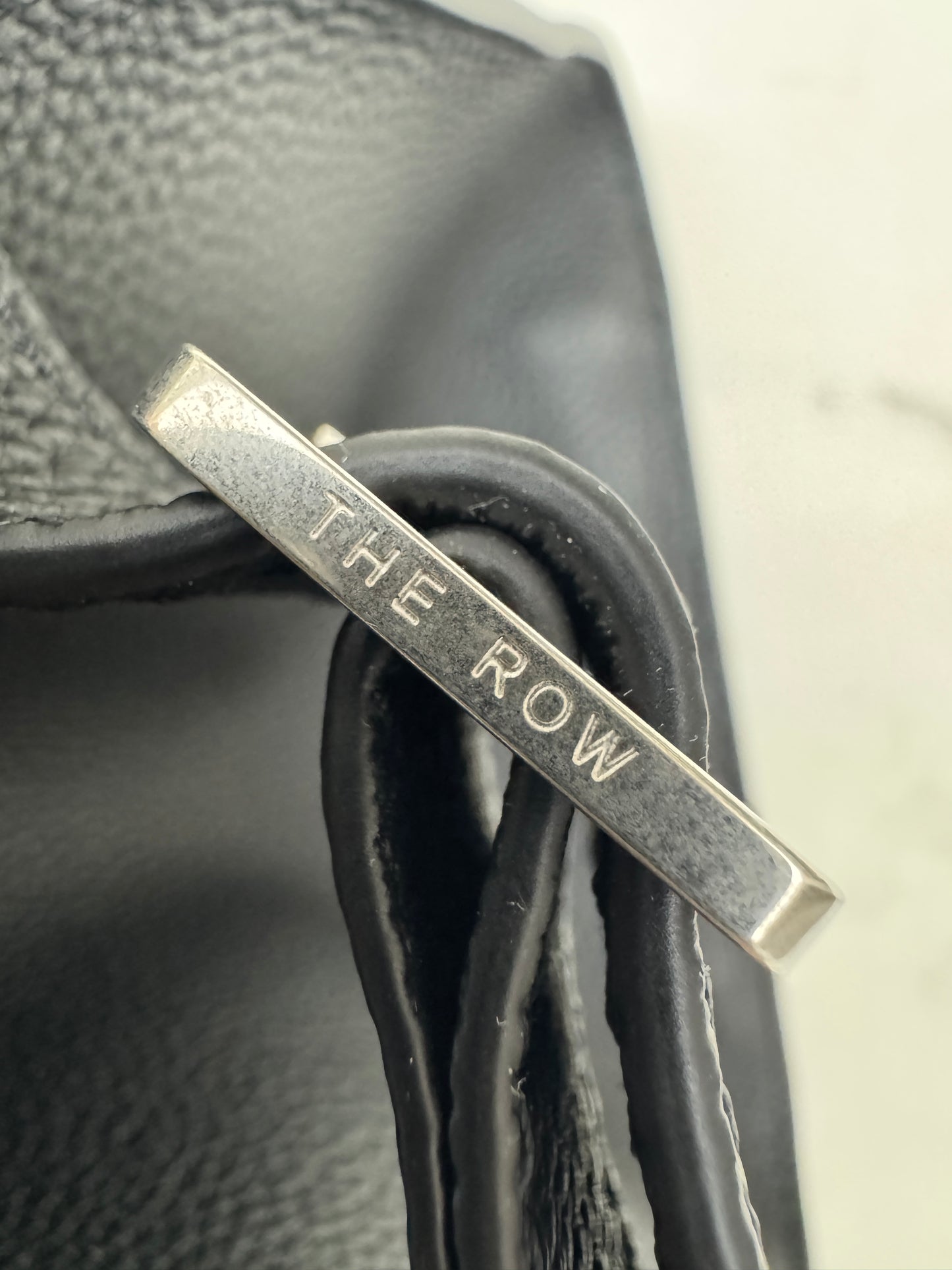 THE ROW Shoulder Marguax 12 黑色荔枝紋 Black Grained Calfskin