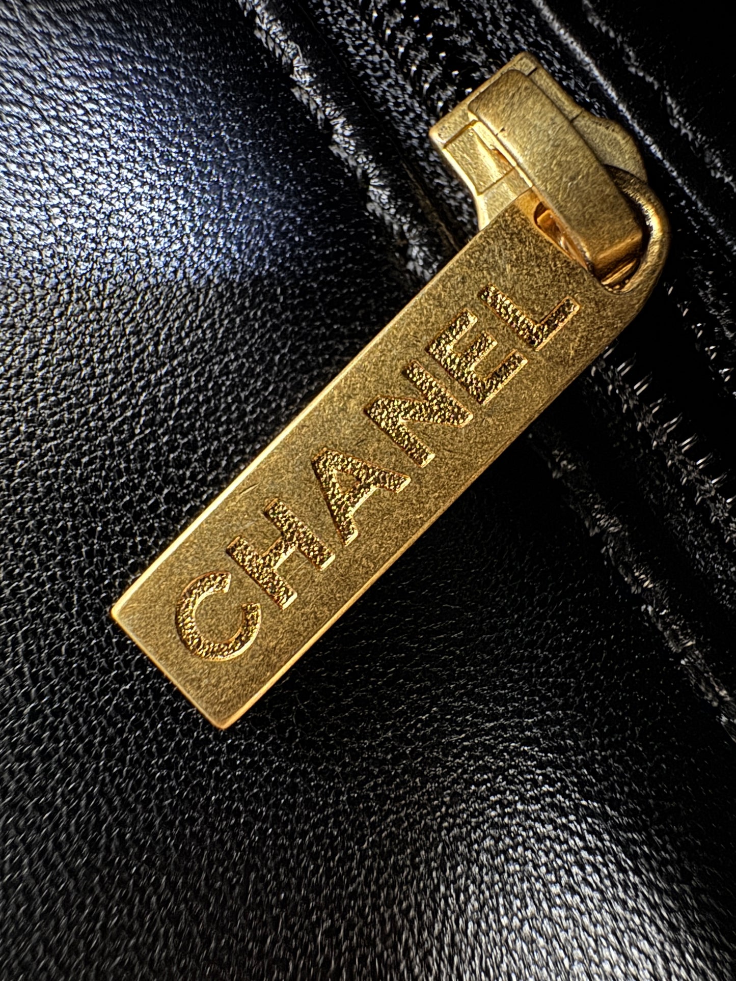 CHANEL 25P 愛心金球羊皮 黑色