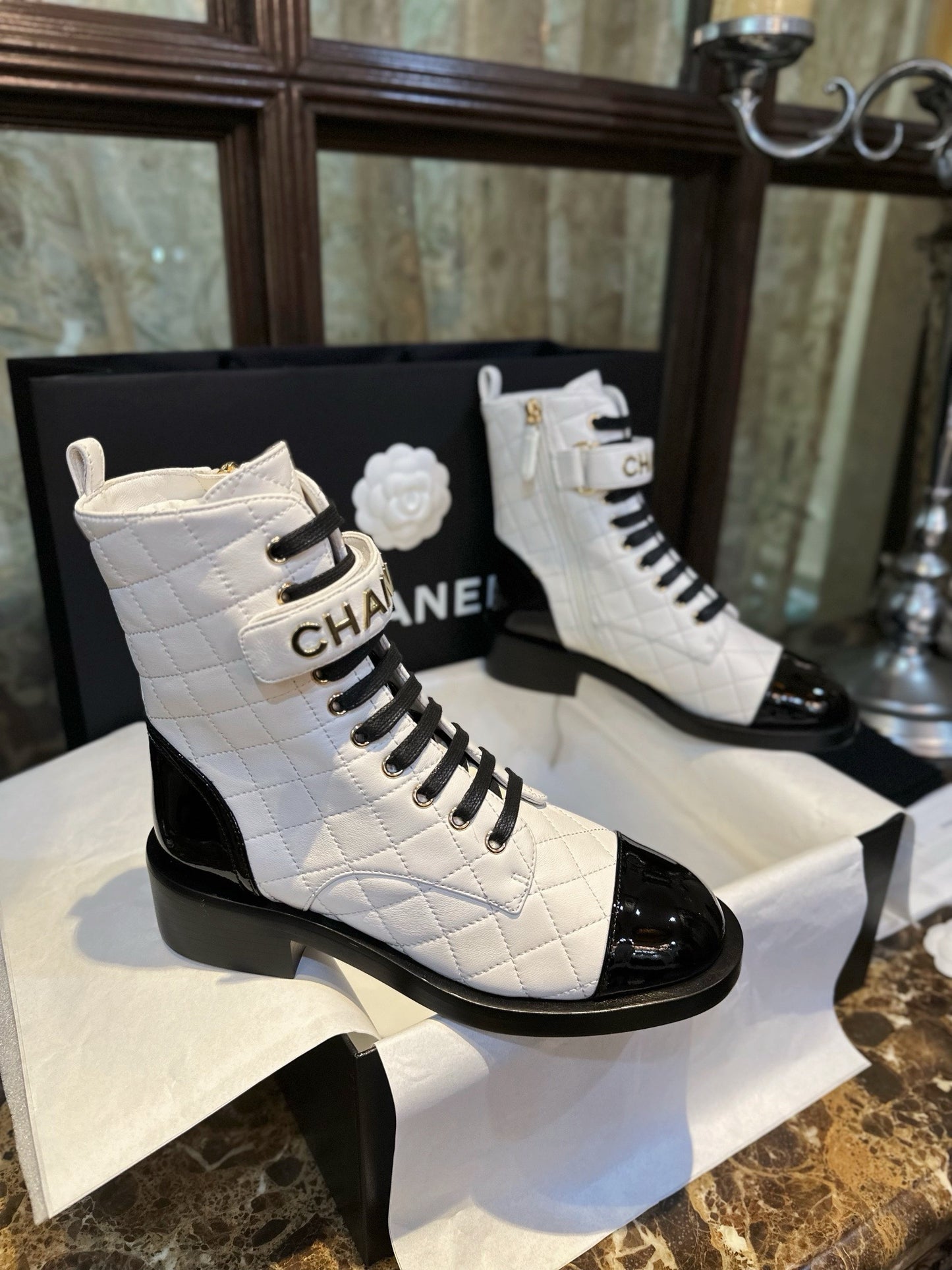 CHANEL 羊皮 菱格字母機車靴 黑白 23a￼