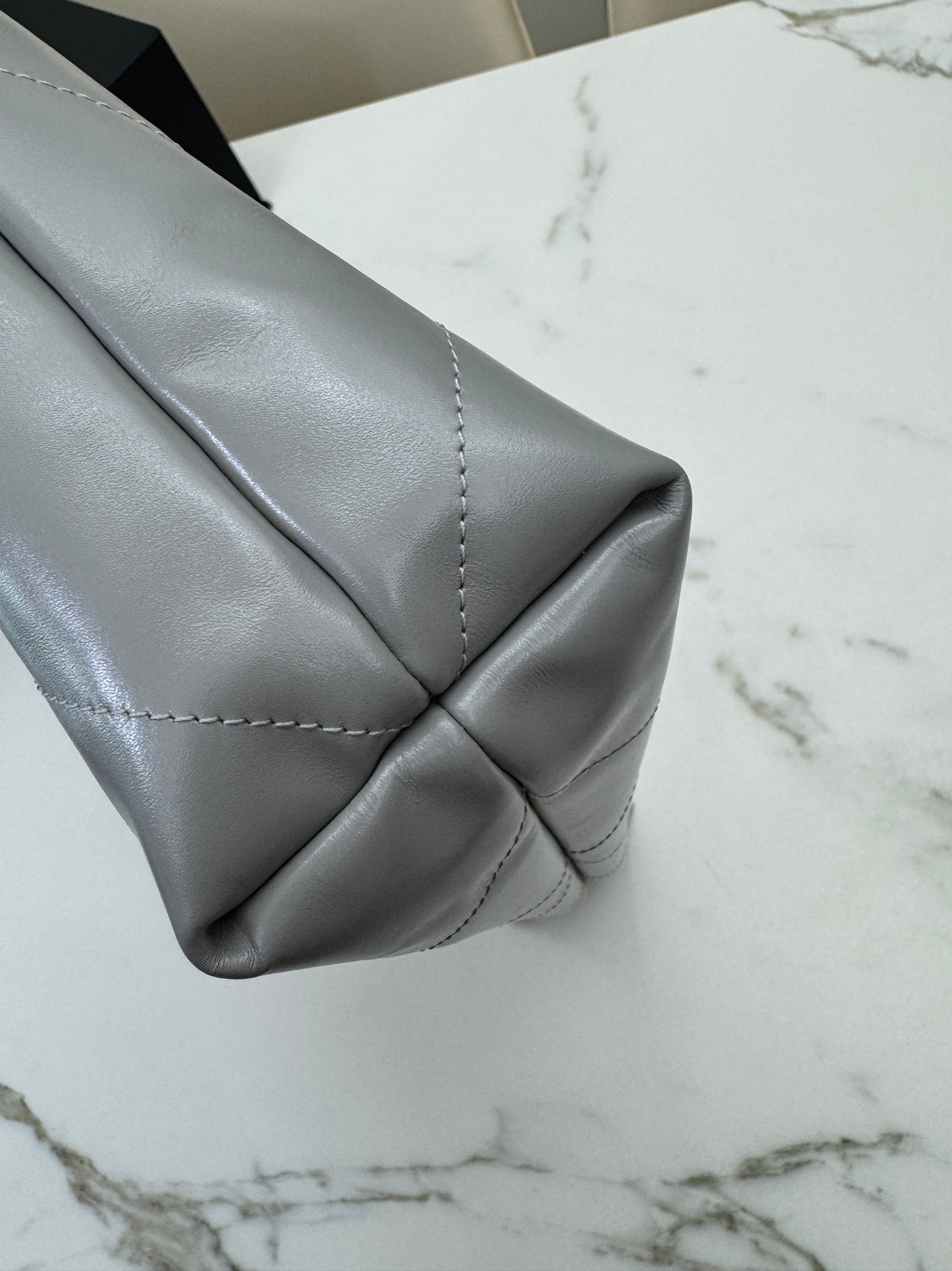 CHANEL 22 Bag Medium 23C淺灰色銀扣