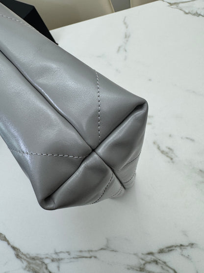 CHANEL 22 Bag Medium 23C淺灰色銀扣