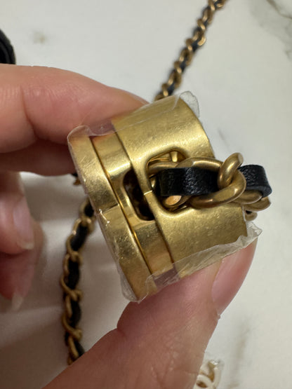 CHANEL woc 24A 琺瑯調節扣 羊皮 黑