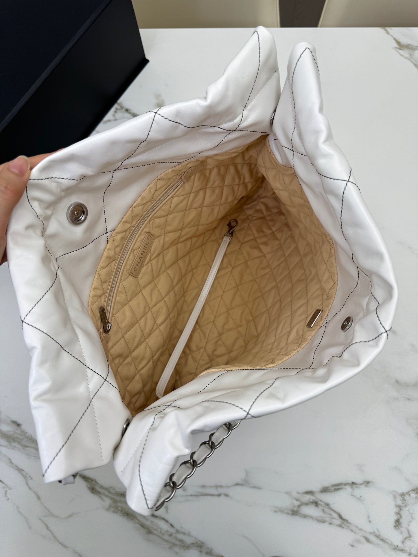 CHANEL 22Bag Medium 白色黑線