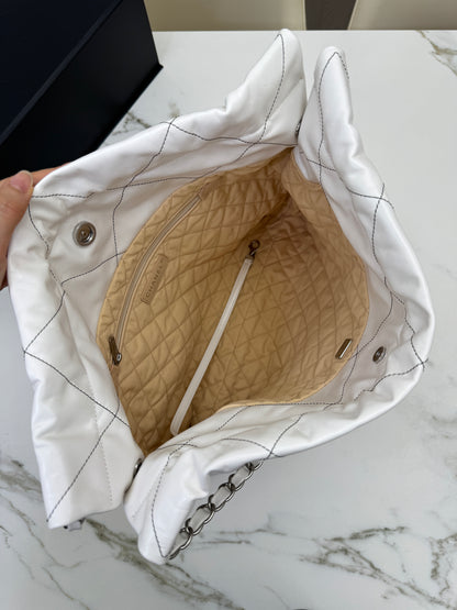 CHANEL 22Bag Medium 白色黑線