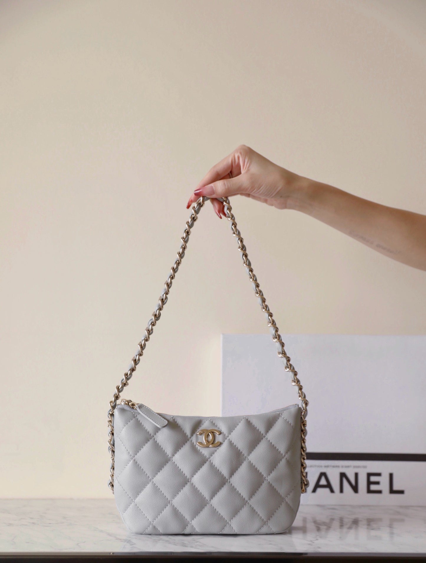 CHANEL 24P hobo 餃子包 淺灰