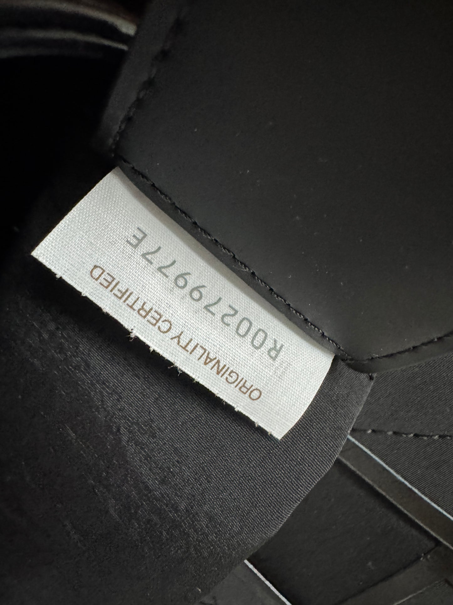 BV 8格油臘皮腰包