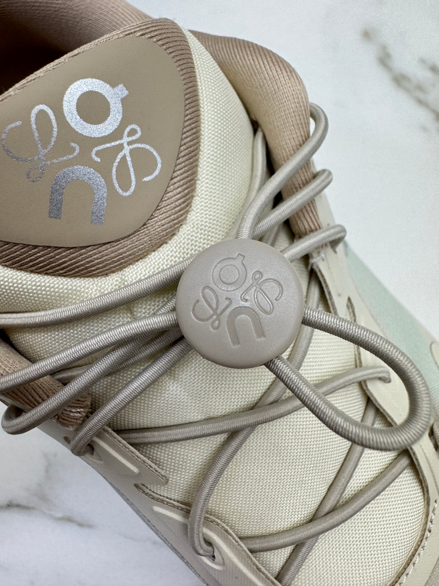 LOEWE X ON 8.0 淺米拼天藍色