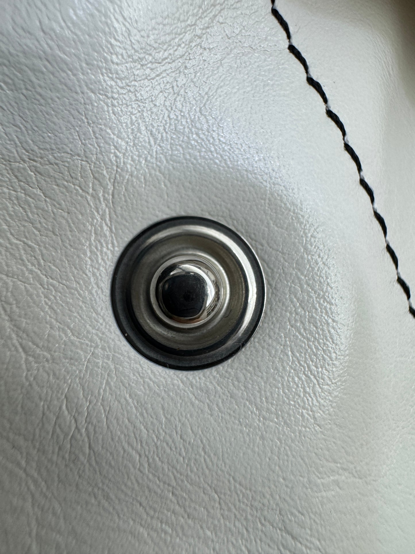 CHANEL 22Bag Medium 白色黑線