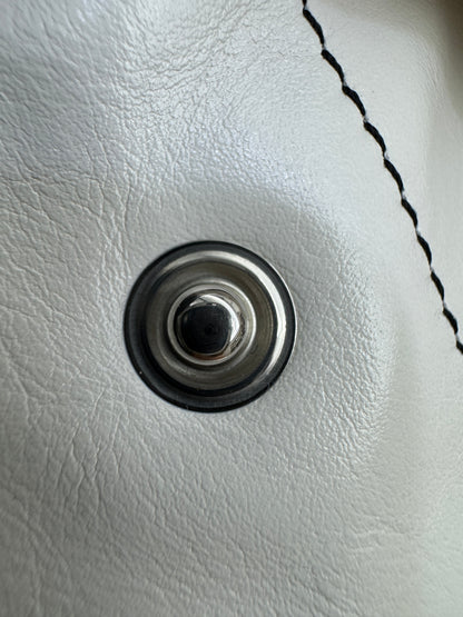 CHANEL 22Bag Medium 白色黑線