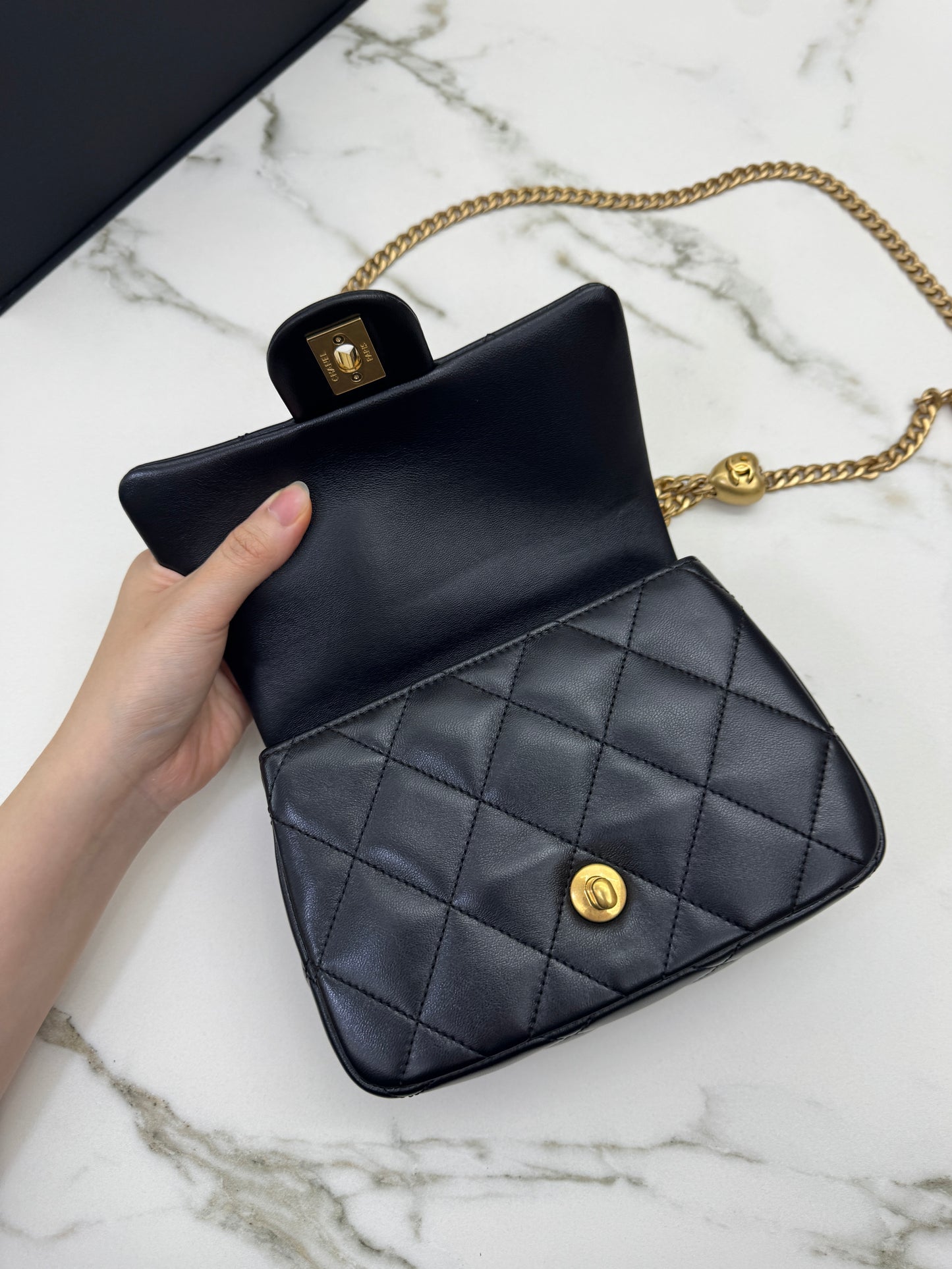 CHANEL 25P 愛心金球羊皮 黑色