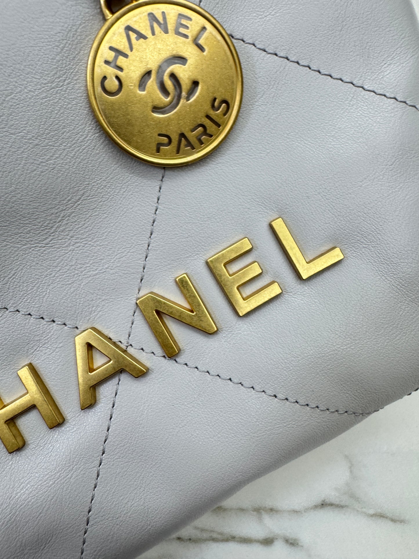 CHANEL Mini 22 Bag 25P淺灰色 新版磁吸扣