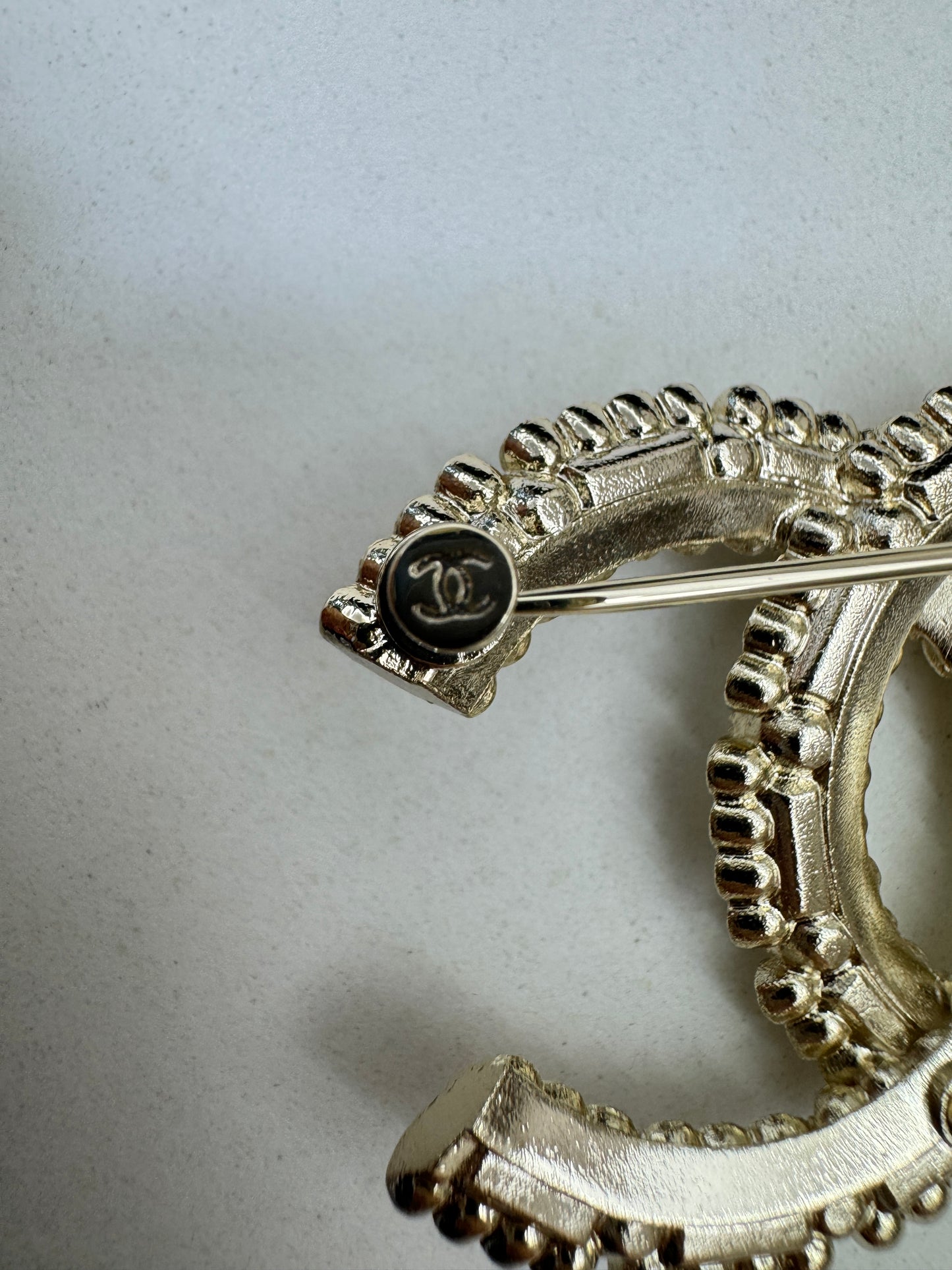 CHANEL 23V 珍珠水鑽胸針 Brooch