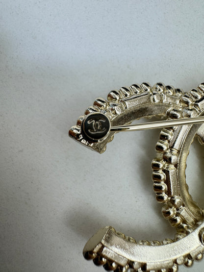 CHANEL 23V 珍珠水鑽胸針 Brooch
