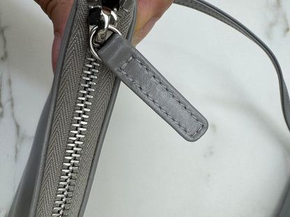 CHANEL 22 Bag Medium 23C淺灰色銀扣