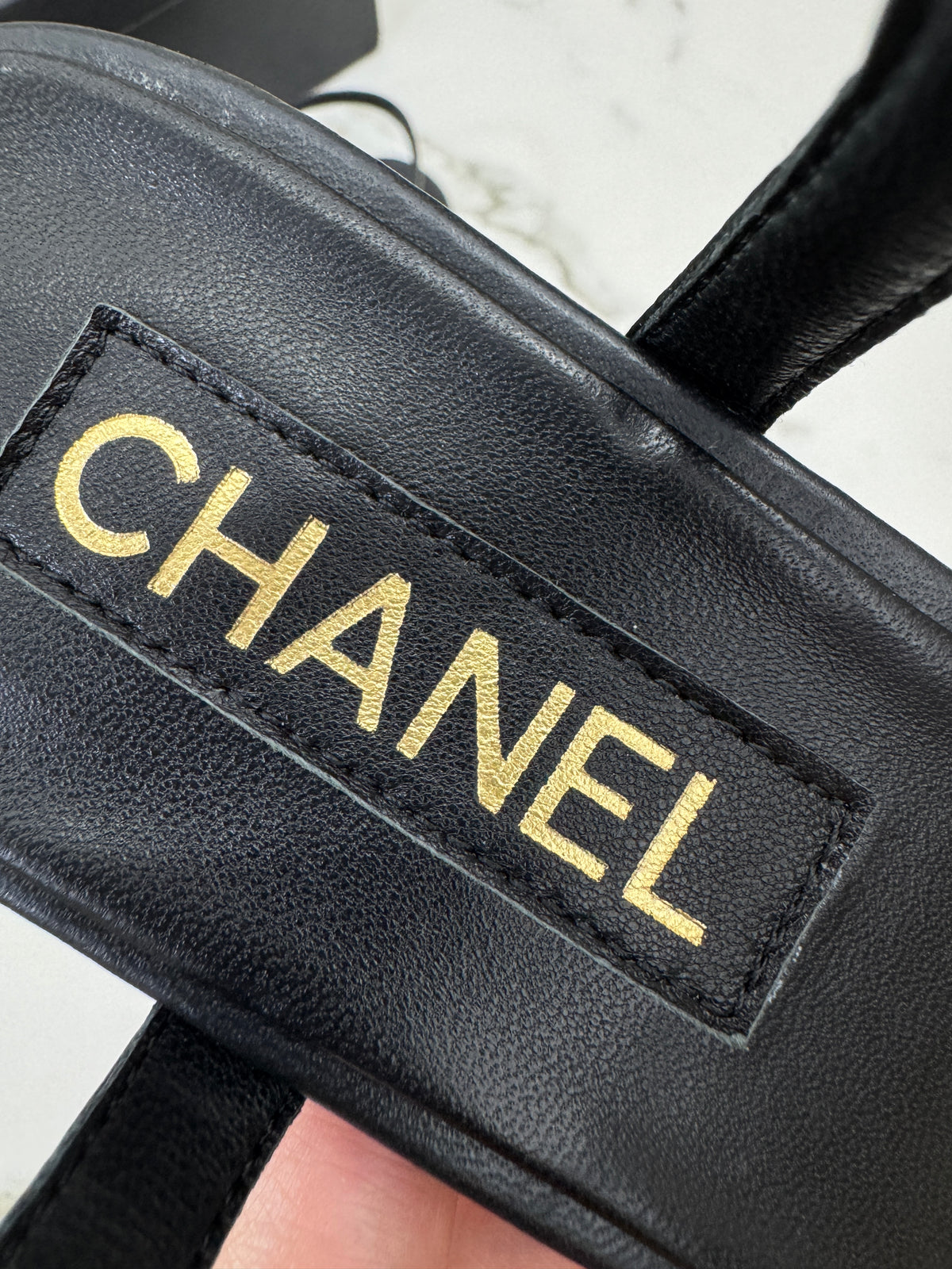 CHANEL 26P 珍珠一字帶粗跟涼鞋 黑色